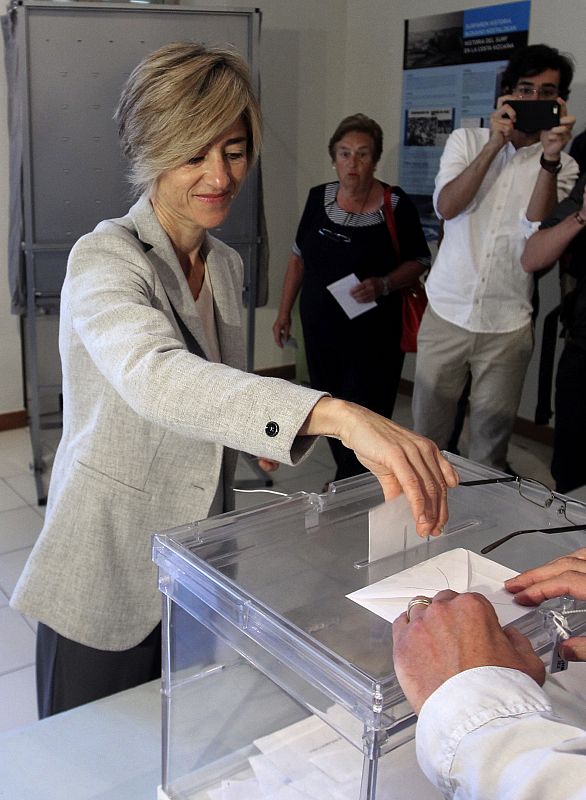 La candidata a lehendakari por Elkarrekin Podemos, Pilar Zabala, vota en un colegio de Zarautz (Gipuzkoa)