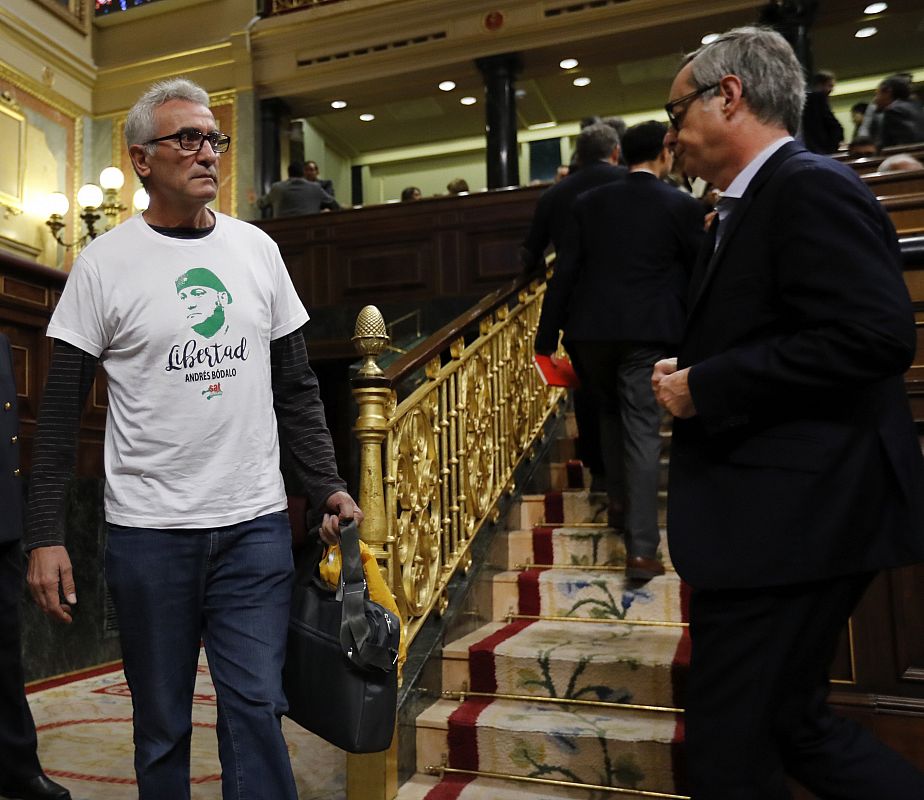 El diputado de Unidos Podemos, Diego Cañamero (i), pasa junto al diputado de Ciudadanos, José Manuel Villegas (d).