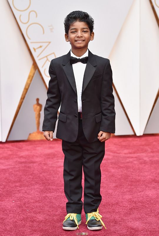 Oscar 2017: El actor Sunny Pawar en la alfombra roja