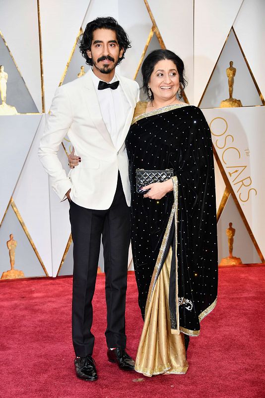 Oscar 2017: Dev Patel (Nominado a Mejor Actor por 'Lion') posa con su madre Anita Patel en la alfombra roja