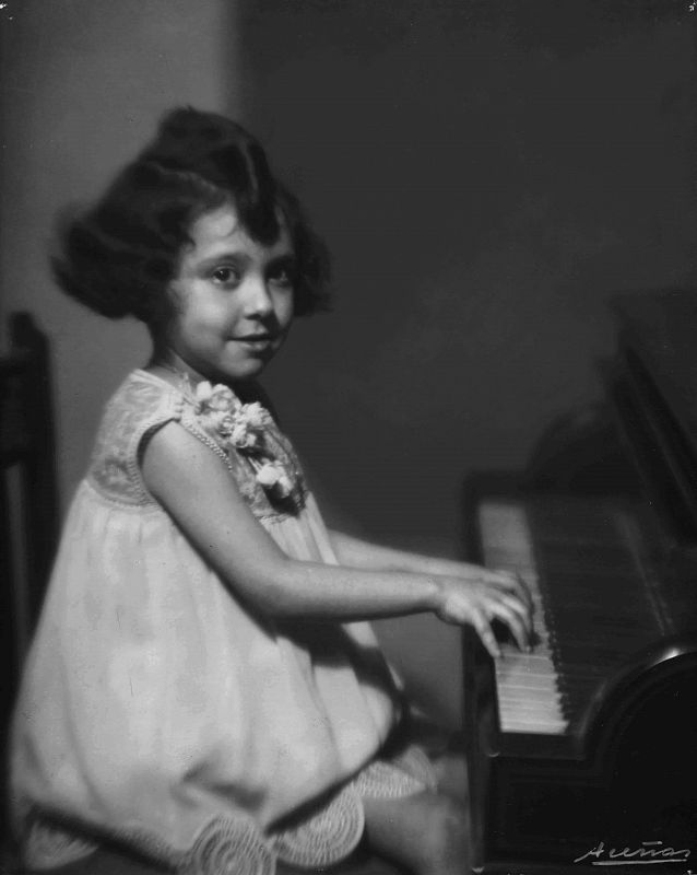 En 1929, con seis años, Alicia de Larrocha ya ofrecia sus primeros recitales en la Academia Marshall que fundó años atrás el gran Enrique Granados