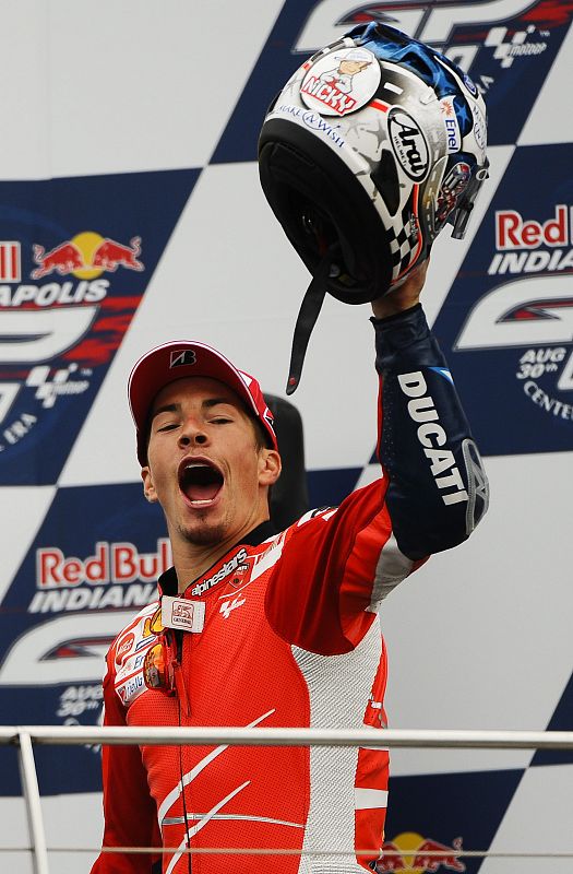 Nicky Hayden celebra su tercer puesto al término del Gran Premio de motociclismo de Indianápolis en Indianápolis (2009).