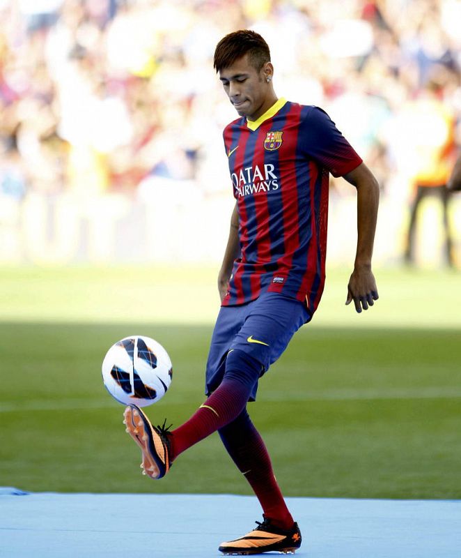 Primeros toques al balón de Neymar con la camiseta del Barça