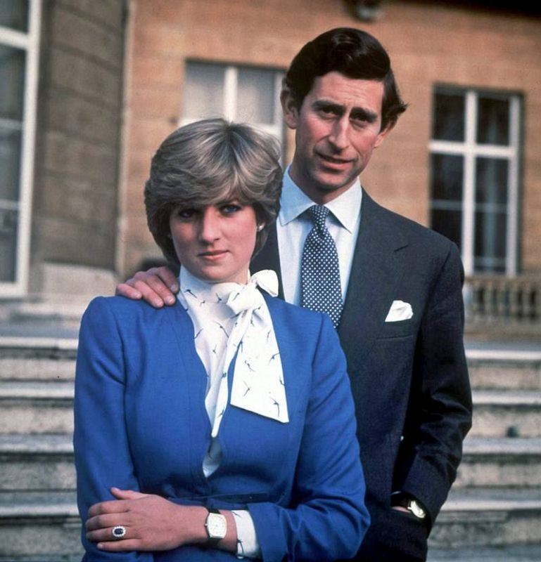Carlos de Inglaterra y Diana Spencer anuncian su compromiso