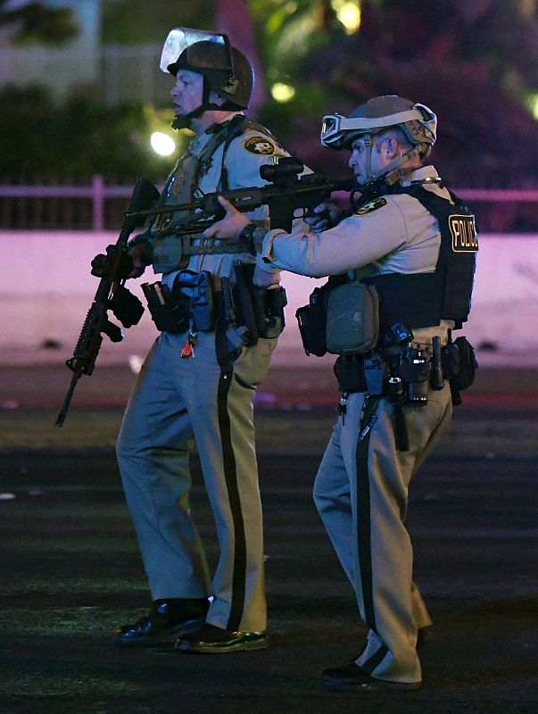 Dos policías de Las Vegas trabajan en la búsqueda del sospechoso.