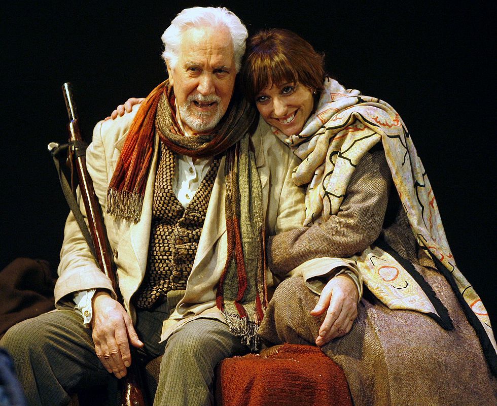 Federico Luppi y Ana Labordeta, durante el pase gráfico previo al estreno de la obra 'El guia del Hermitage' (2007).