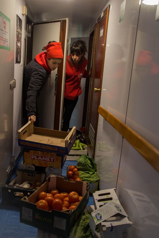 El barco zarpa con la nevera cargada de alimentos