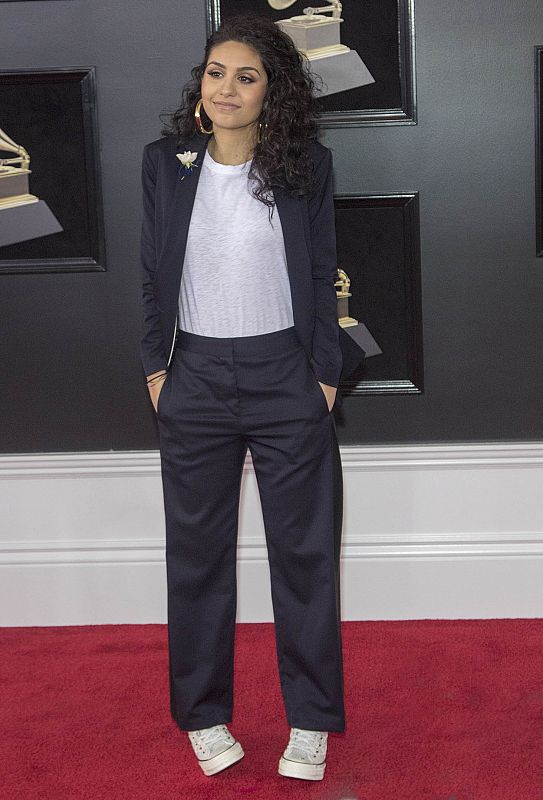 La cantante Alessia Cara posa ante la prensa a la entrada de la gala de los Premios Grammy