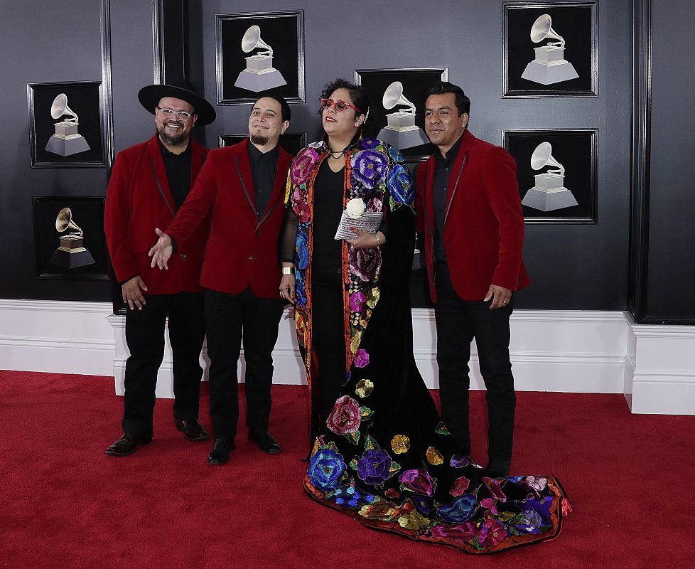 El grupo 'La Santa Cecilia' posa a su llegada al Madison Square Garden