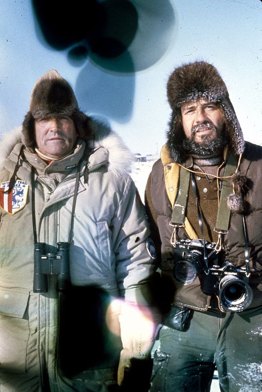 Félix Rodríguez de la Fuente posa junto al fotógrafo Teodoro Roa en la que fue la última foto con vida de ambos.