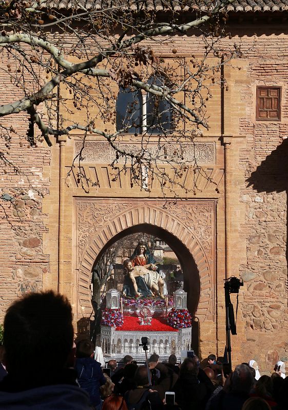 Santa María de la Alhambra pasa por la puerta del Vino durante su procesión de Sábado Santo en Granada