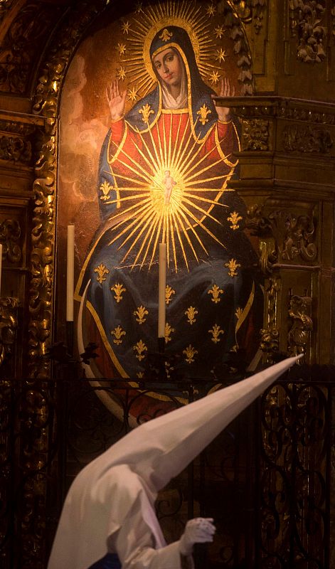 Un penitente de la Hermandad de Jesús Resucitado en la Catedral-Mezquita, durante la celebración del Domingo de Resurrección en Córdoba