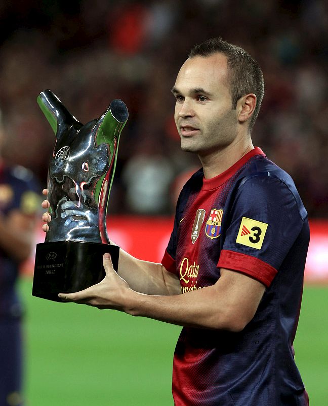 Iniesta ofrece al Camp Nou el trofeo al mejor jugador UEFA 2011/2012.