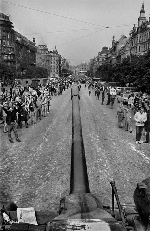 Fotografía captada desde un tanque soviético por Josef Koudelka