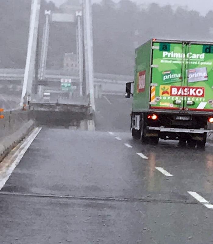 Un vehículo parado al límite de la zona derrumbada del puente