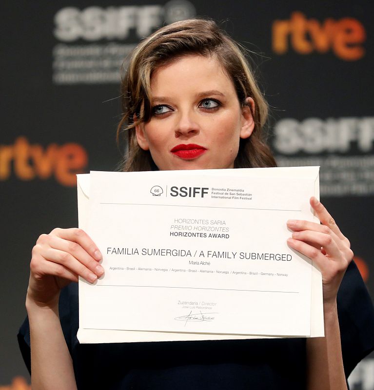La realizadora argentina María Alché agradece el Premio Horizontes Latinos por la película 'Familia sumergida'