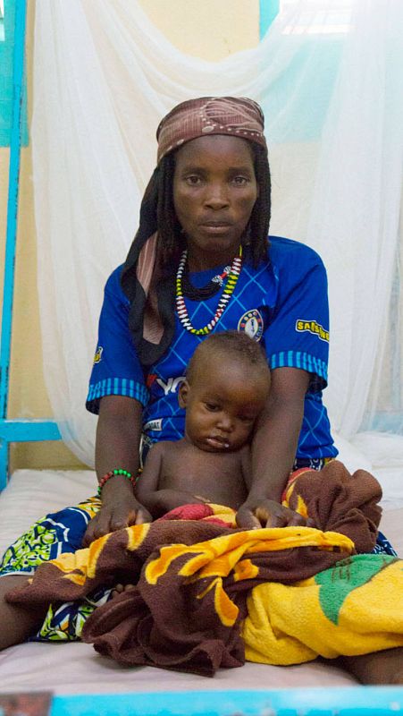 Una madre posa con su bebé durante su ingreso por desnutrición en el Hospital de Zinder (Níger).