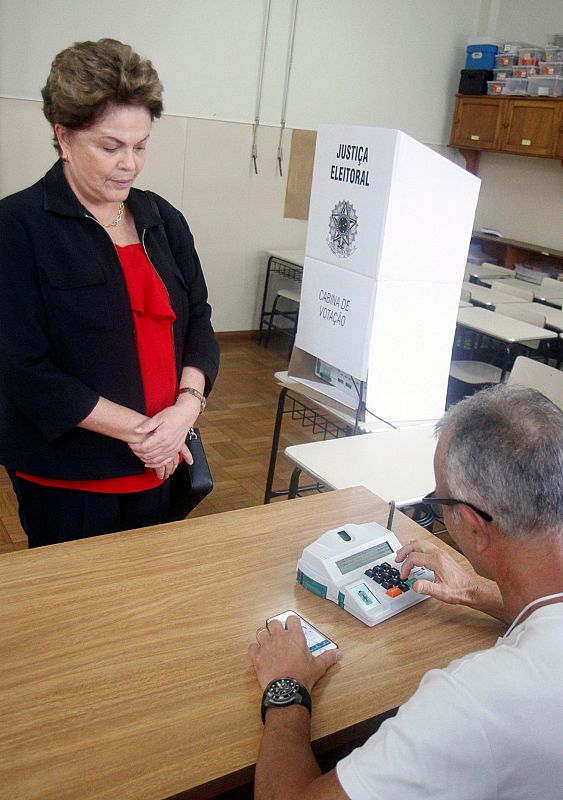 La expresidenta brasileña Dilma Rousseff vota en un colegio electoral en la ciudad de Belo Horizonte, en el estado de Minas Gerais