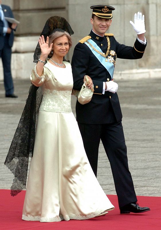 La reina Sofía acompaña a don Felipe el día de su boda con doña Letizia Ortiz
