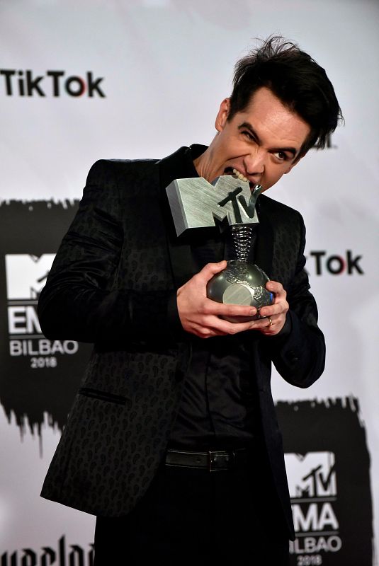 El vocalista estadounidense de la banda Panic! at the Disco, Brendon Urie, posa tras recibir el premio a Mejor Artista Alternativo