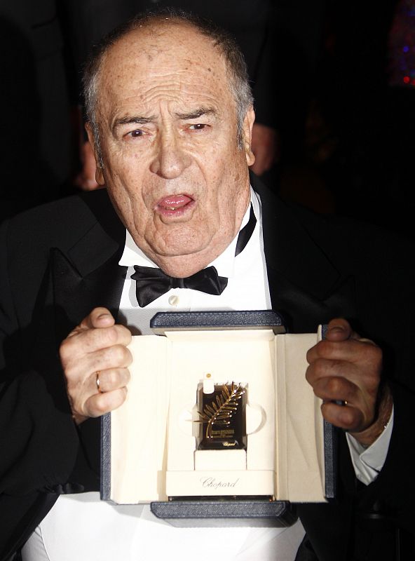 Bertolucci posa con su Palma de Oro de Honor en 2011.