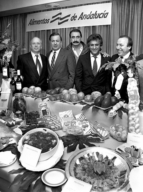 Chiquetete durante la presentación de la campaña "Alimentos de Andalucía", celebrada en un hotel madrileño, acompañado por Manuel Summers, Pedro Carrasco, Carlos Herrera y Paco Cepero el 24 de noviembre de 1993