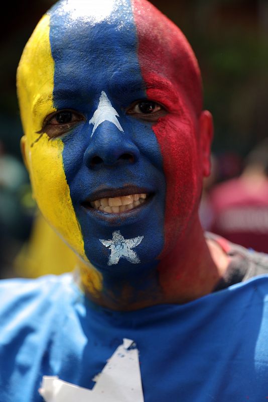 Un simpatizante de Guaidó marcha contra el gobierno de Nicolás Maduro en Caracas
