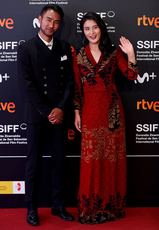 Los actores Dekyd y Sonam Nyima posan en la alfombra roja del Festival de Cine de San Sebastián, donde presentan su película 'La mu yu ga bei', que compite en la sección oficial del certamen