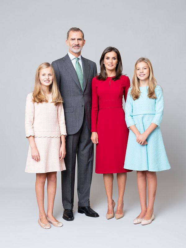 La Familia Real en su nueva fotografía familiar. Felipe VI luce traje gris y corbata verde clara, mientras que la reina Letizia porta un vestido rojo. Por su parte, sus hijas llevan la misma vestimenta que en sus fotografías individuales.