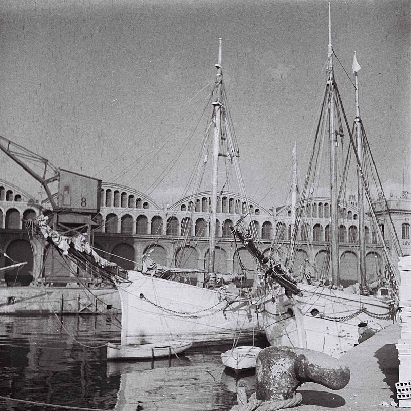 Dos barcos de vela permanecen amarrados en el puerto de Barcelona.