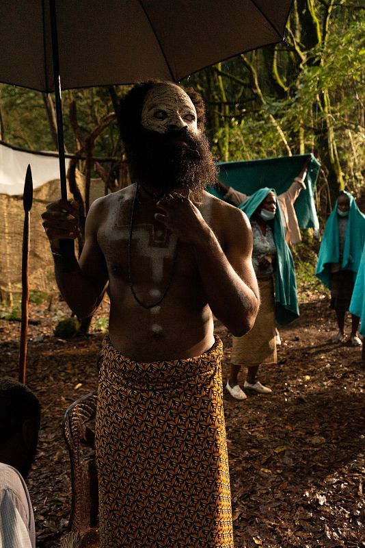 Jefe de la tribu fang en set de rodaje de la serie Dos Vidas