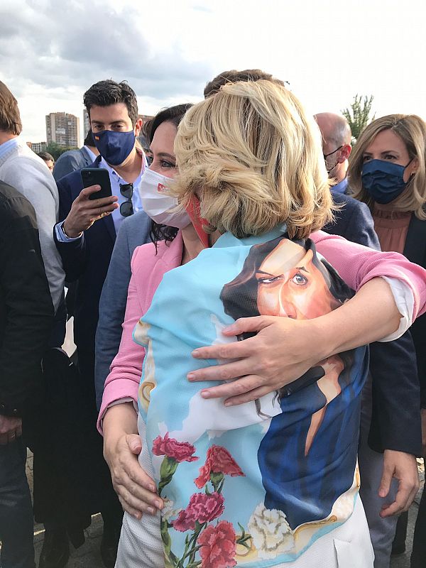La expresidenta de la Comunidad de Madrid Esperanza Aguirre ha asistido este domingo al acto de cierre de campaña del PP. Aguirre llevaba puesto un pañuelo con la cara de la candidata 'popular' a las elecciones del 4M, Isabel Díaz Ayuso.