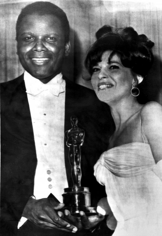 Anne Bancroft entrega el Oscar al mejor actor a Sidney Poitier por su papel en Los lirios del valle