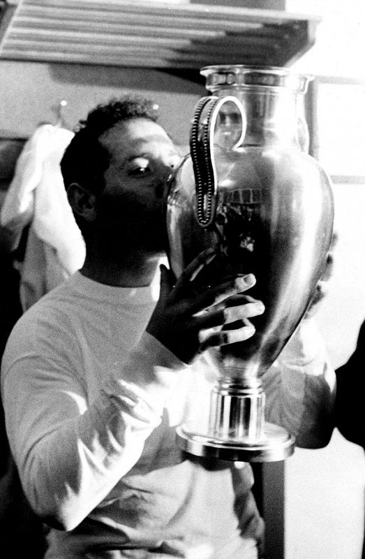 Paco Gento, capitán del Madrid, besa la Copa de Europa ganada en 1966 en el estadio Heysel, de Bruselas. 