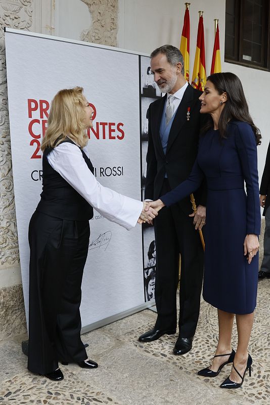 Los reyes saludan a la actriz Cecilia Roth, encargada de recoger el galardón de Cristina Peri Rossi 