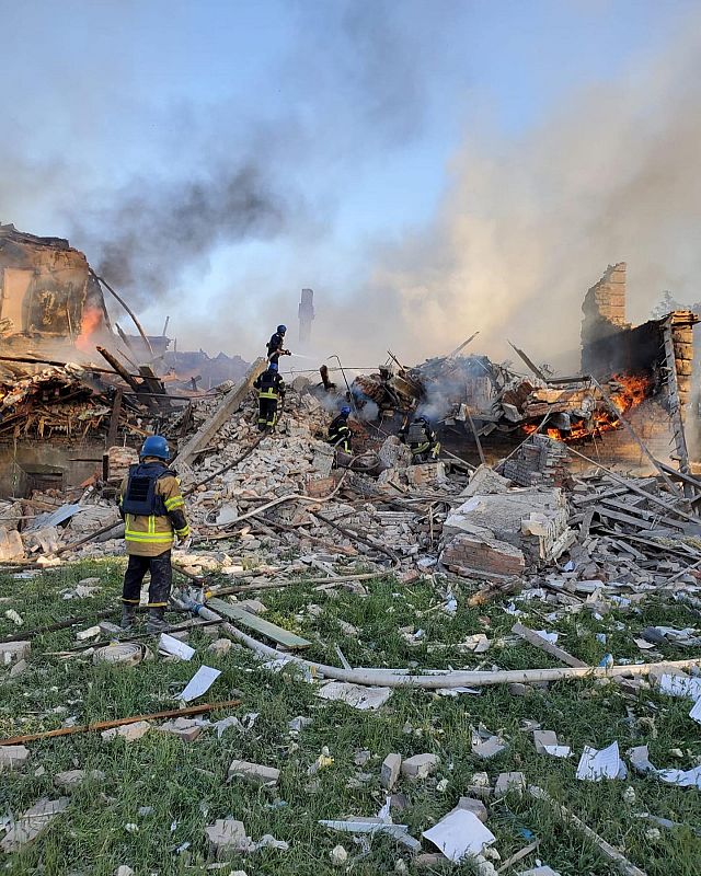 Los equipos de emergencias atienden un incendio en una escuela de Belogorovka, después de que el edificio sufriera un bombardeo.