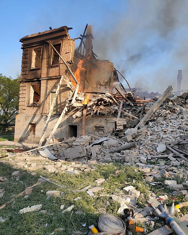 Los bombardeos en Belogorovka derrumban una escuela local.