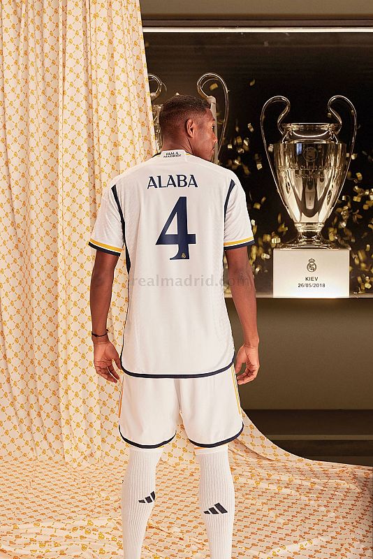 David Alaba posa con la nueva camiseta y muestra su dorsal, el "4"