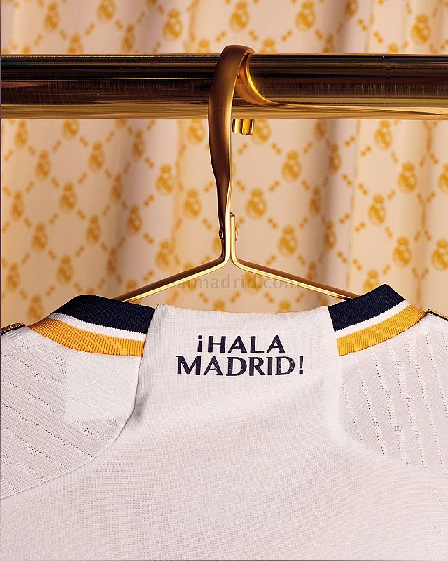 Detalle en la parte trasera del cuello en el que se puede leer "Hala Madrid"