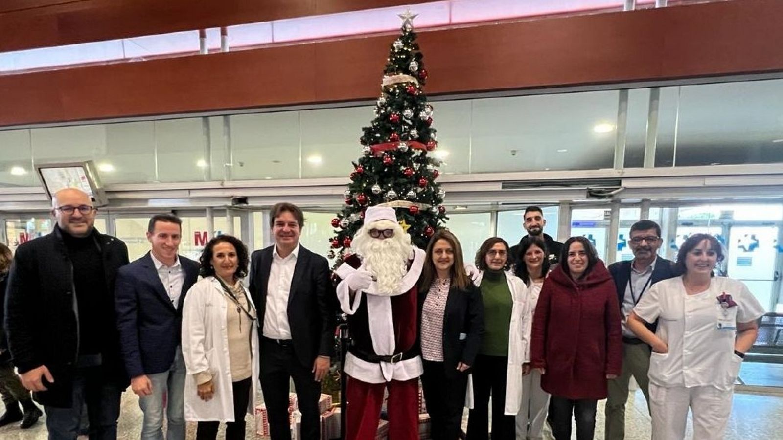 Papá Noel y el alcalde de Fuenlabrada, Javier Ayala, visitan a los niños ingresados en el Hospital de Fuenlabrada