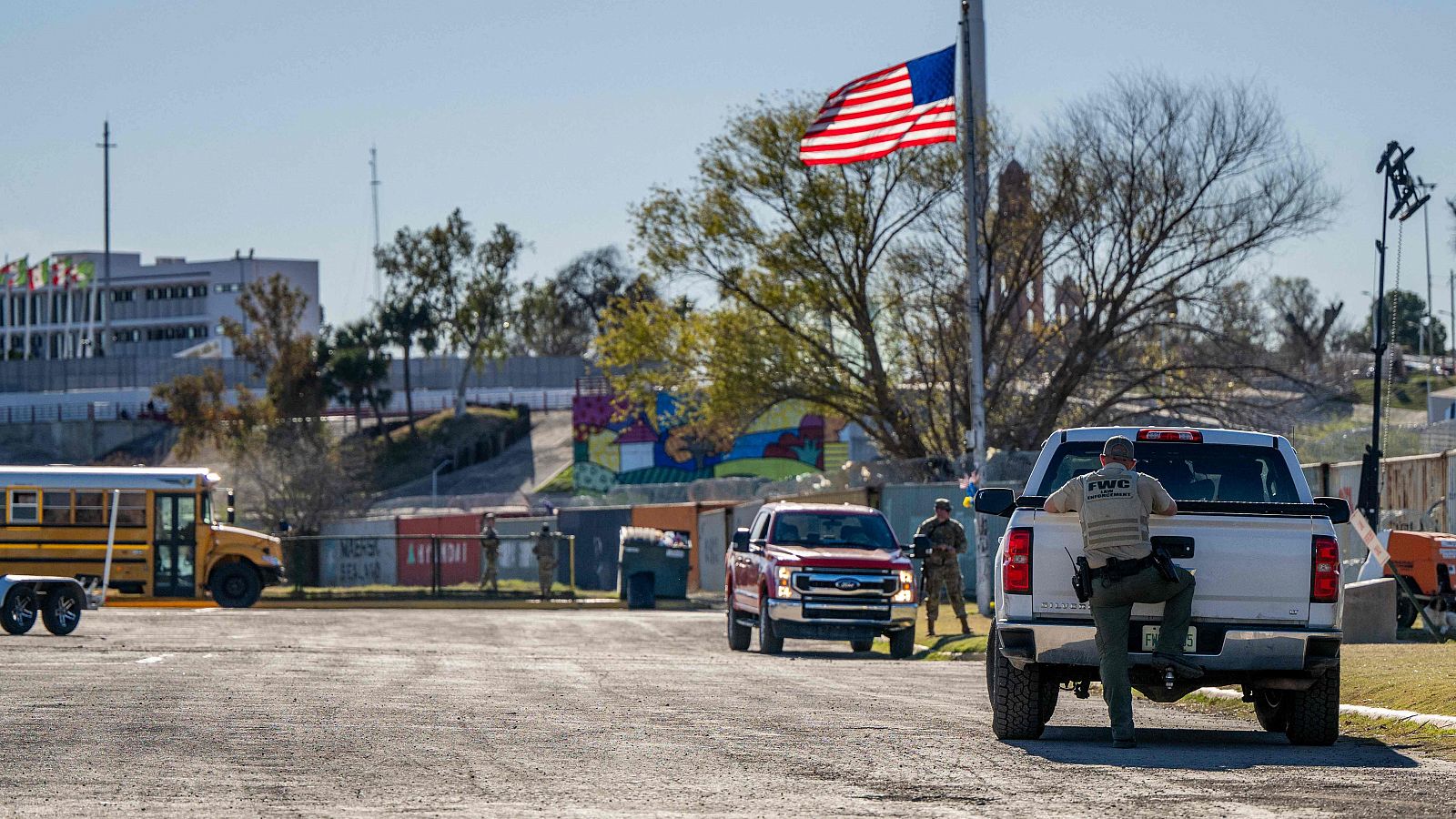 Texas erige nuevas barreras en la frontera sur