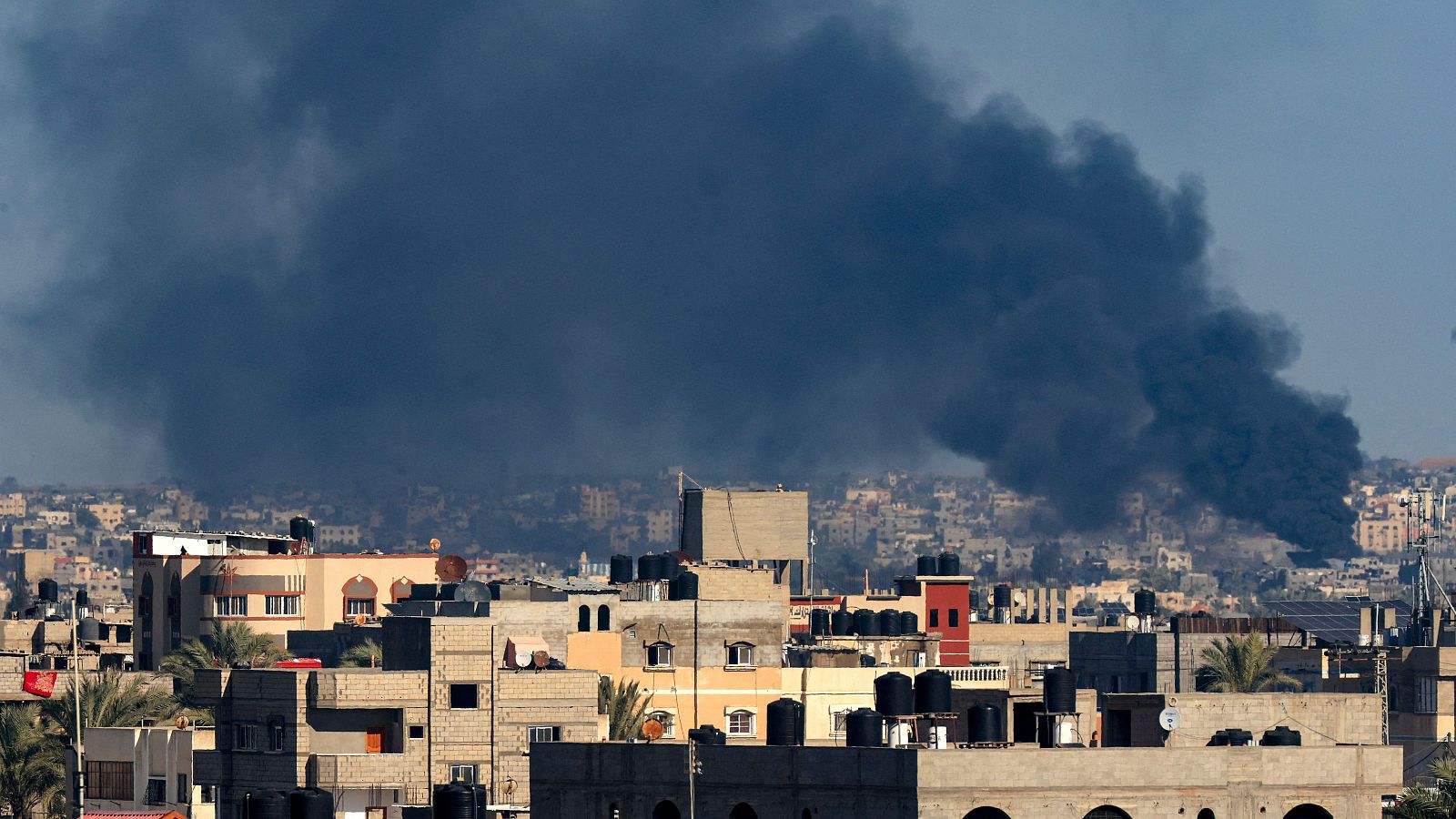 Humo de bombardeos sobre Jan Yunis, al sur de Gaza