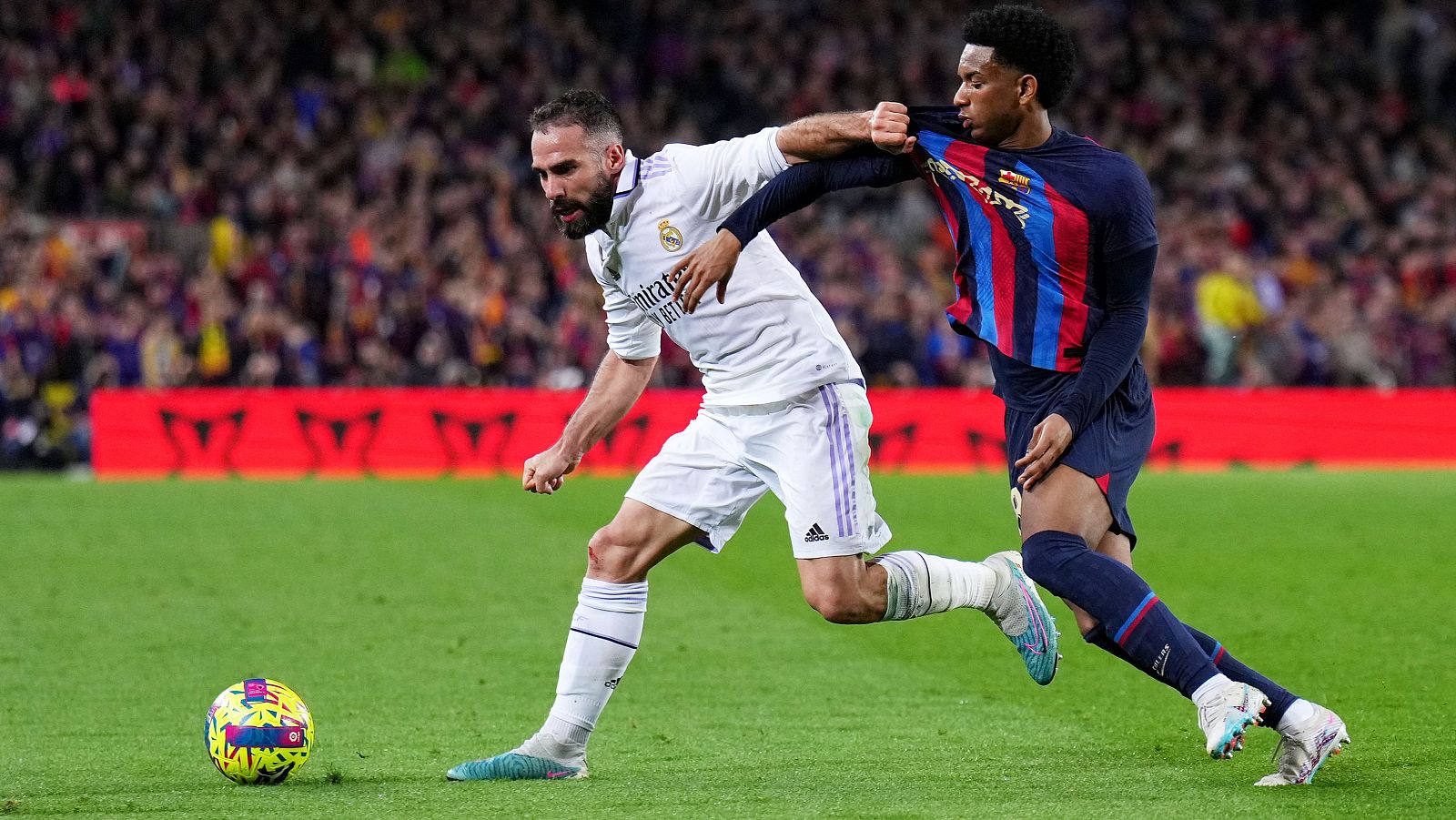 Supercopa final: los jugadores del Real Madrid, Dani Carvajal, y del Barcelona, Alejandro Balde.