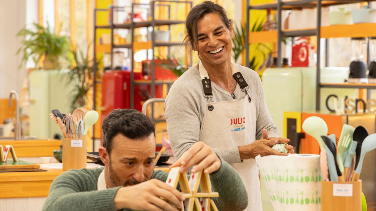 Julio José Iglesias Jr. y Pablo Puyol durante una de las pruebas de 'Bake Off: Famosos al horno'