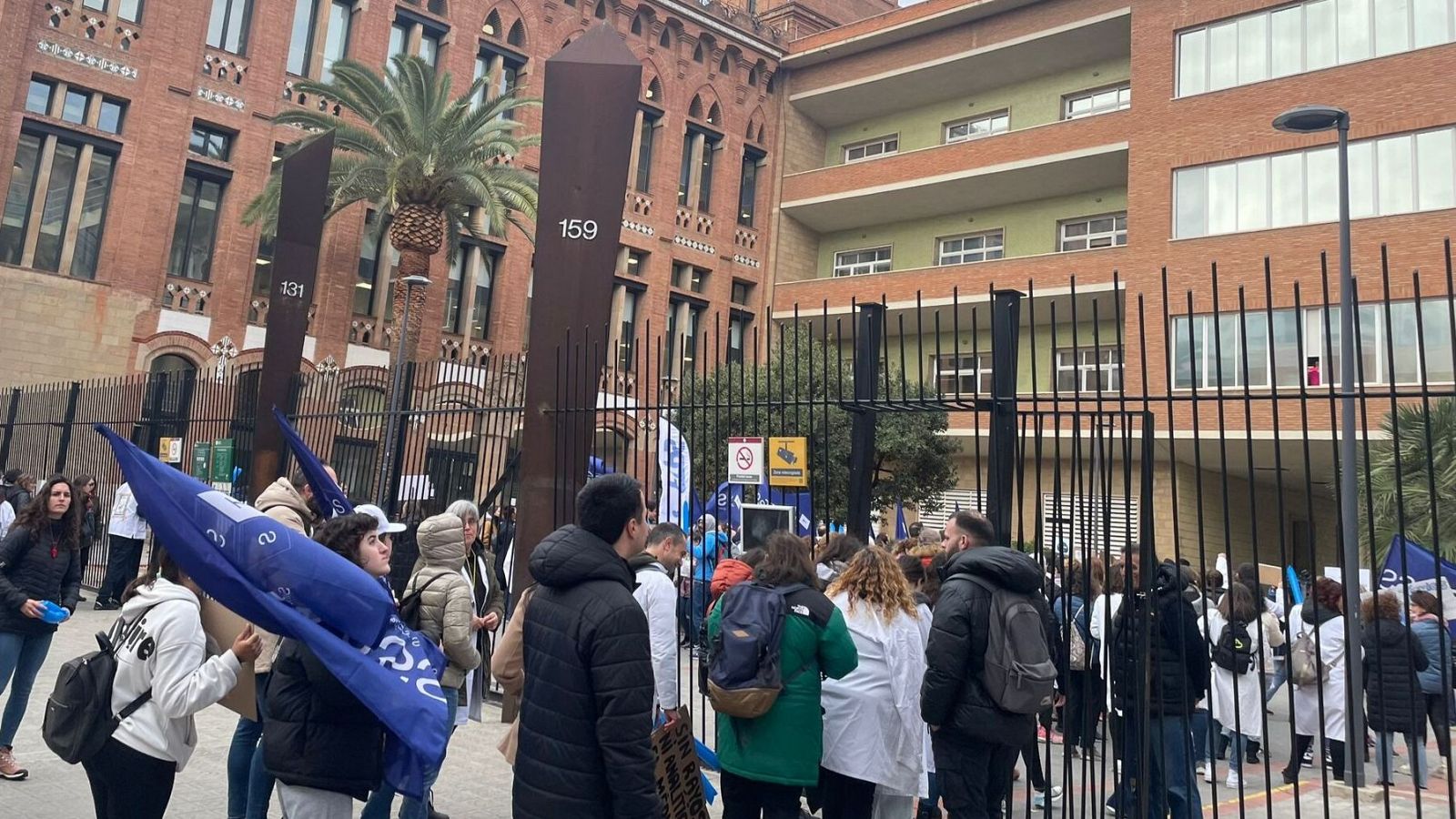 Un centenar de tècnics sanitaris es manifesten davant la conselleria de Salut