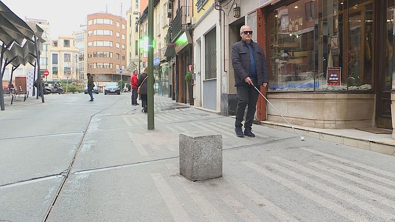 Pablo Polo caminando por una zona peatonal de Talavera de la Reina