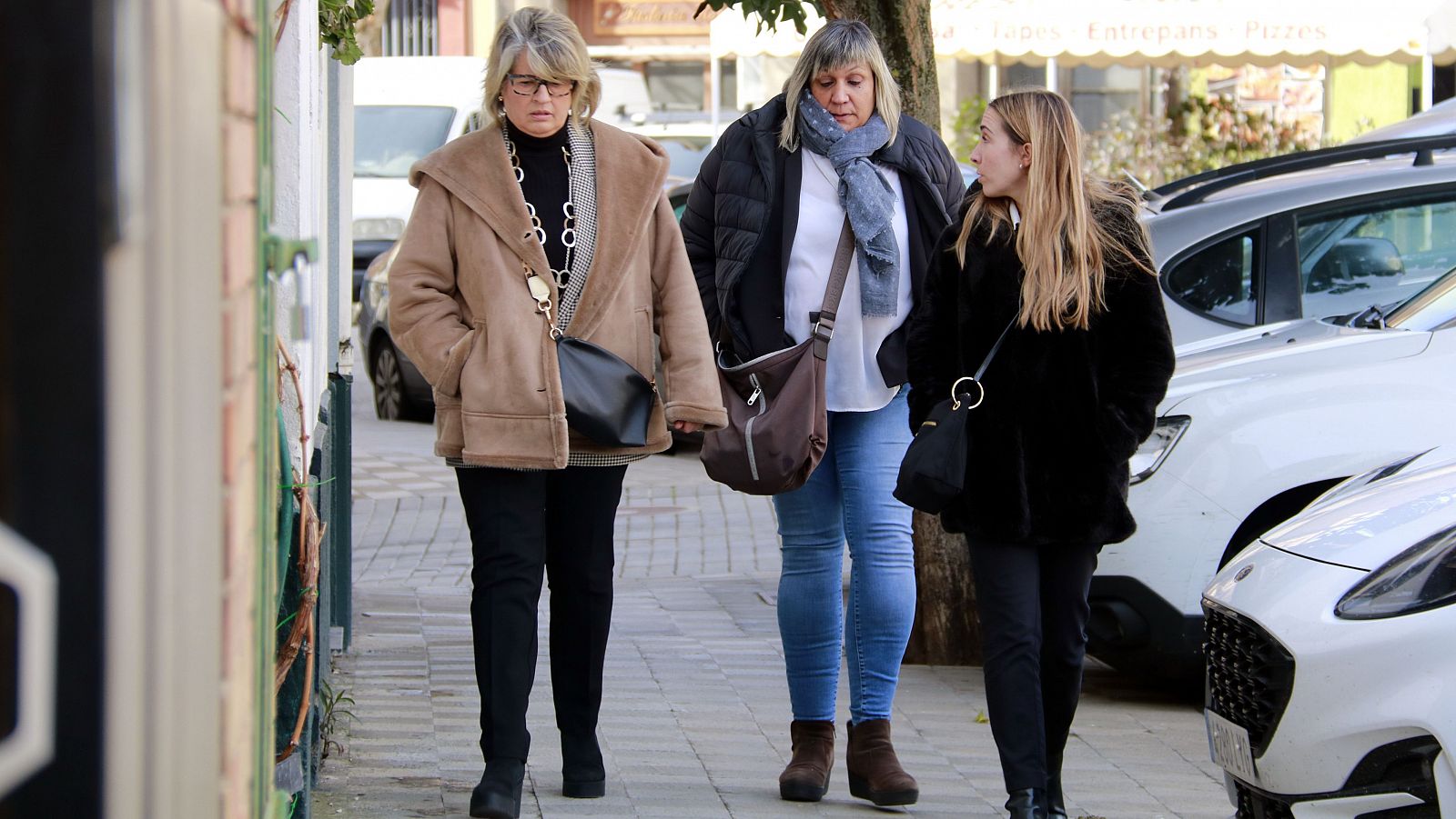 L'exdirectora de la residència de Fiella de Tremp, al centre, entrant a declarar al jutjat de Tremp acompanyada de les seves advocades