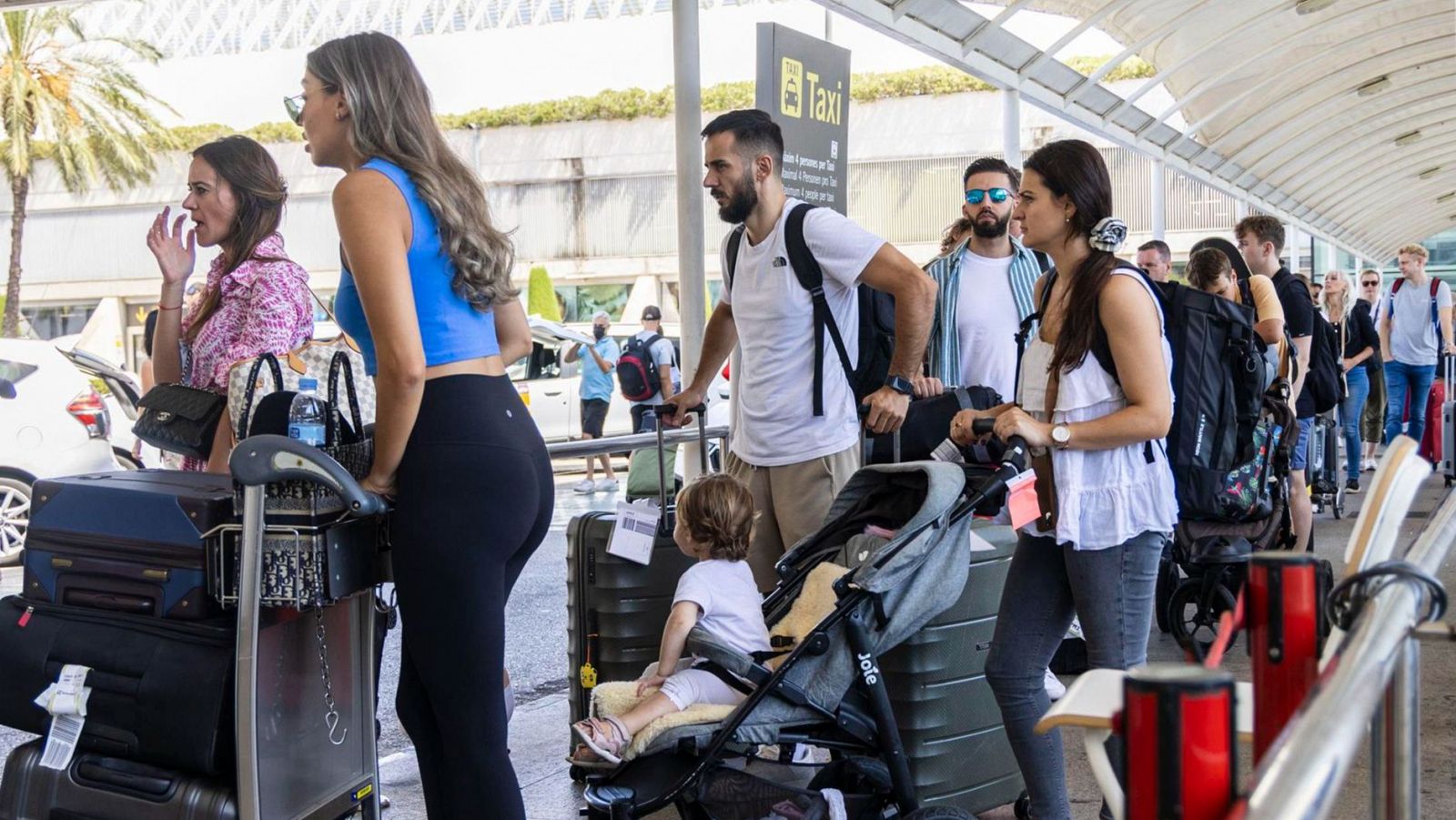 Cola de turistas esperando un taxi a su llegada al Aeropuerto de Palma de Mallorca