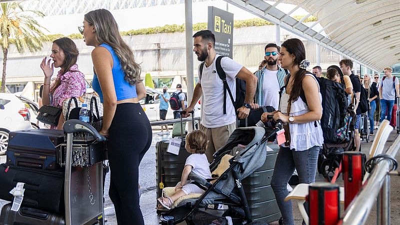 Cola de turistas esperando un taxi a su llegada al Aeropuerto de Palma de Mallorca
