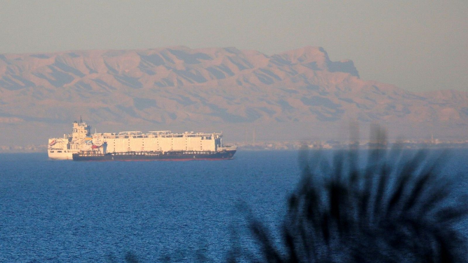 Imagen de archivo de un buque mercante en el Mar Rojo, antes de entrar al Canal de Suez